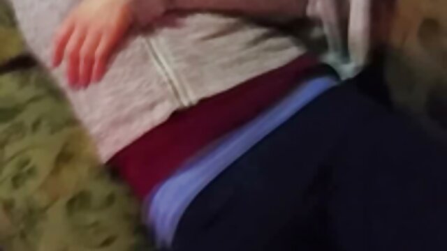 カメラの前で彼女のおっぱいを示す女の子のポルノビデオ。 カサクリスマスですね。 無料 av 女性 の ため の
